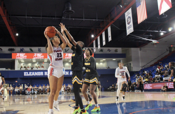  Guard Jada Moore looking to pass the ball to her teammates in the women’s basketball game versus Kennesaw State 